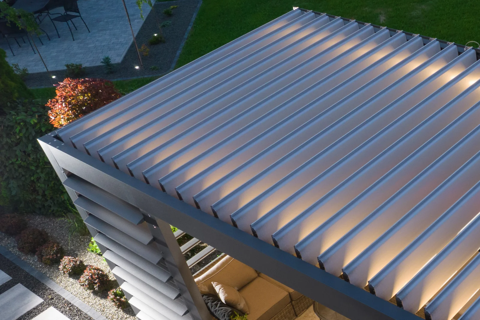alumawood-pergola-phoenix-louvered-aluminum-roof A modern louvered aluminum pergola roof over a backyard patio, showing the low-maintenance aluminum construction Alumawood pergolas use in Phoenix.