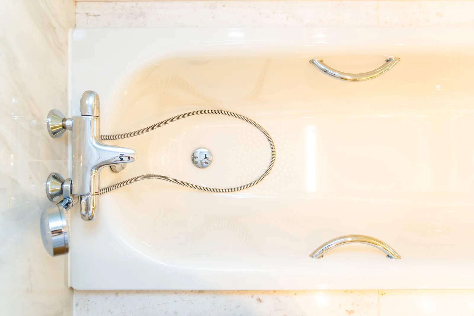 bathtub-refinishing-phoenix-finished-glossy-tub A freshly refinished bathtub with a glossy, like-new finish after professional bathtub refinishing in Phoenix.