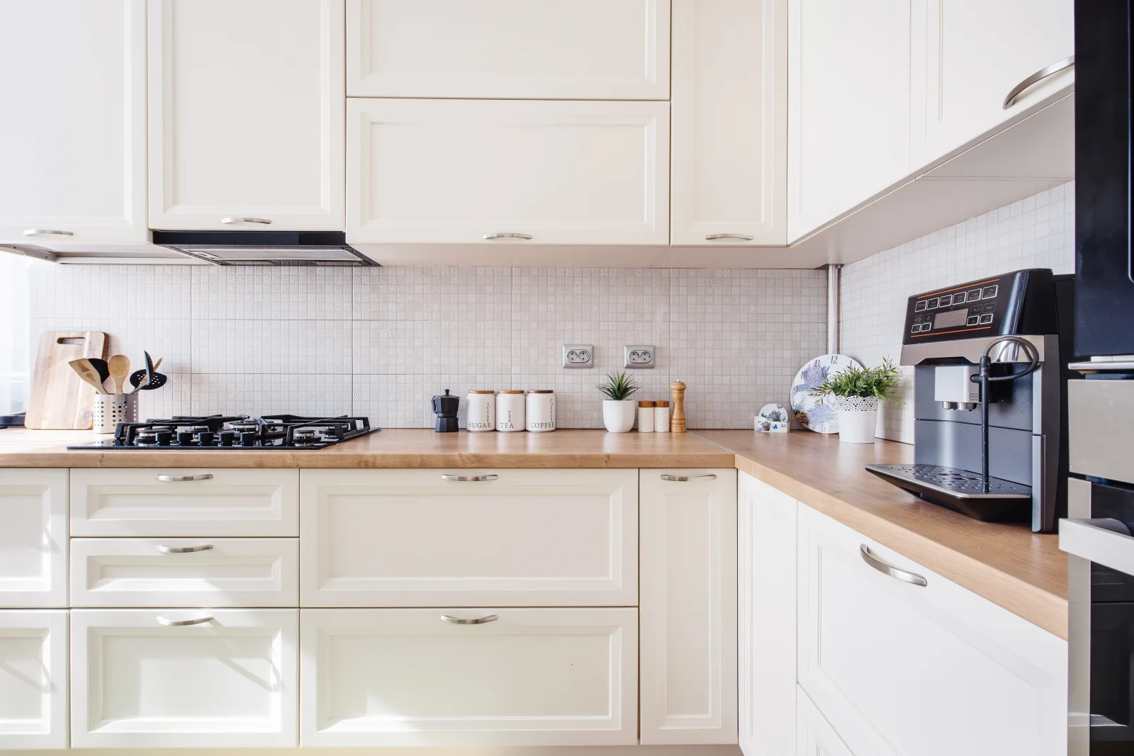 cabinet-painting-phoenix-finished-kitchen A freshly painted cream kitchen with matching cabinet doors and drawers, the kind of clean, uniform finish a professional cabinet painting job delivers in a Phoenix home.