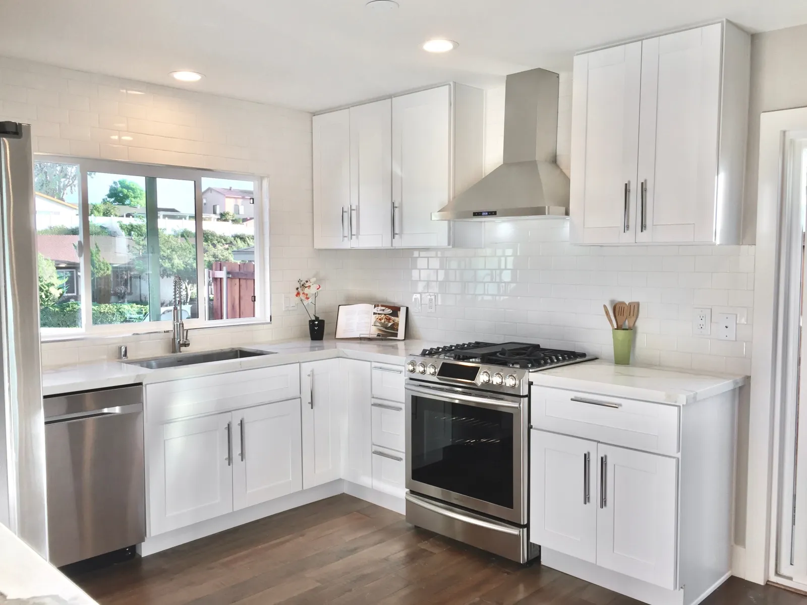 cabinet-refacing-phoenix-finished-kitchen A freshly refaced kitchen with updated cabinet fronts in a Phoenix-area home, one of the Valley kitchens where ShowUp Promise connects owners with a refacing pro.