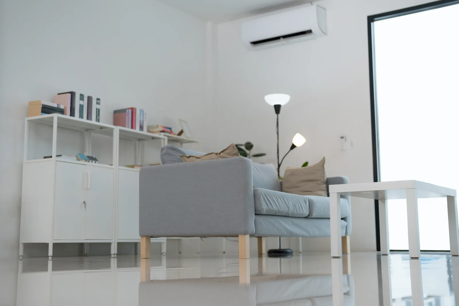 ductless-ac-replacement-phoenix-multi-zone-casita A wall-mounted ductless mini-split head cooling a Phoenix casita interior, the kind of no-ductwork addition a multi-zone replacement system keeps comfortable through the desert summer.