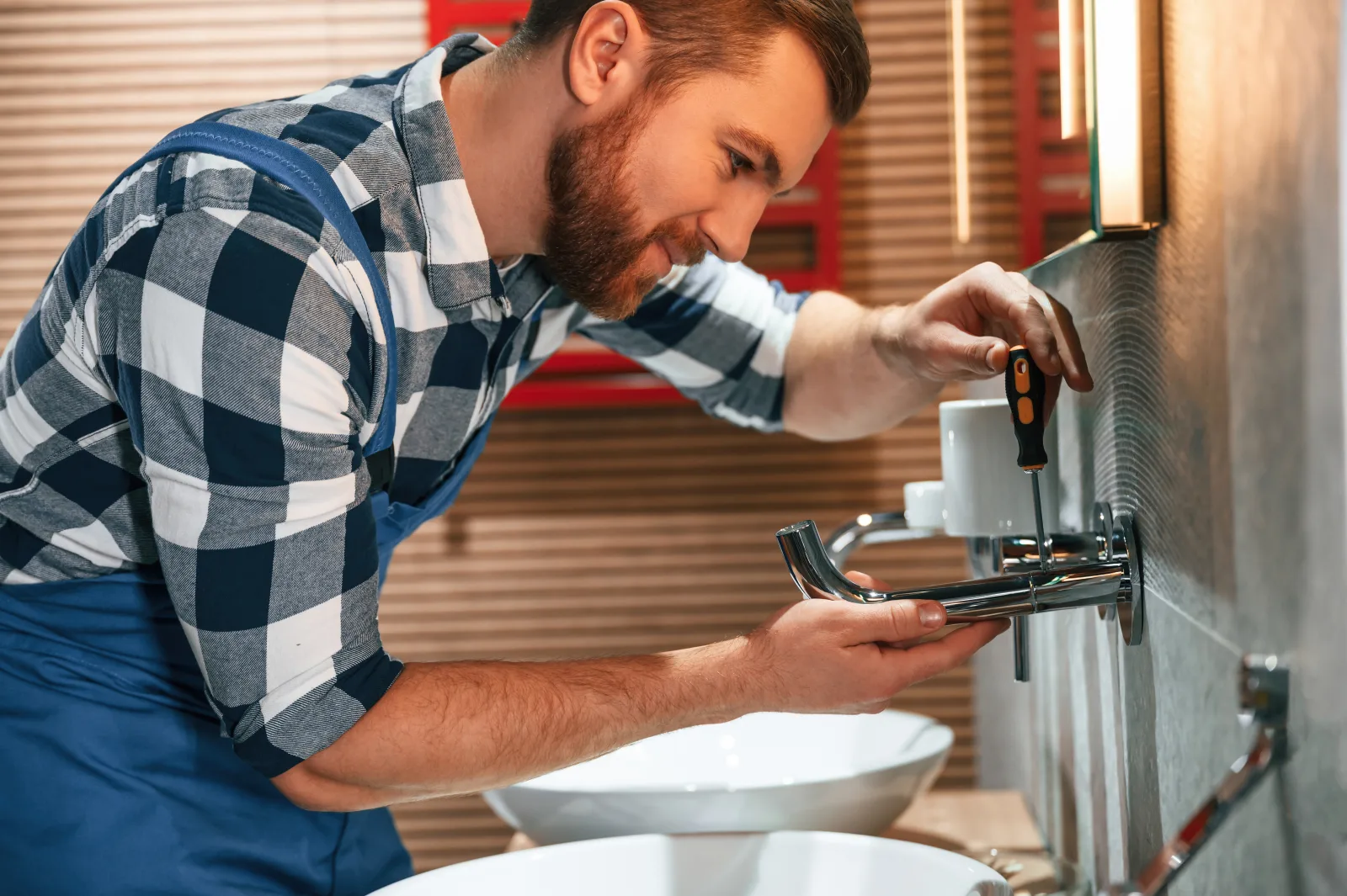 faucet-repair-phoenix-diagnosis-repair A Phoenix plumber diagnosing a faucet by inspecting the cartridge and hardware before making the repair.