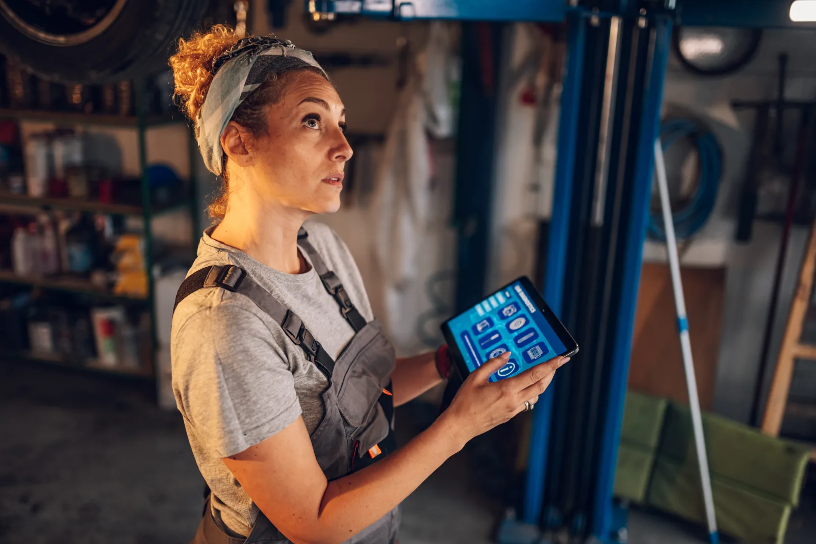 key-fob-programming-phoenix-obd-programming A locksmith holding a handheld diagnostic tool used to program a key fob to a vehicle's electronics during a Phoenix service call.