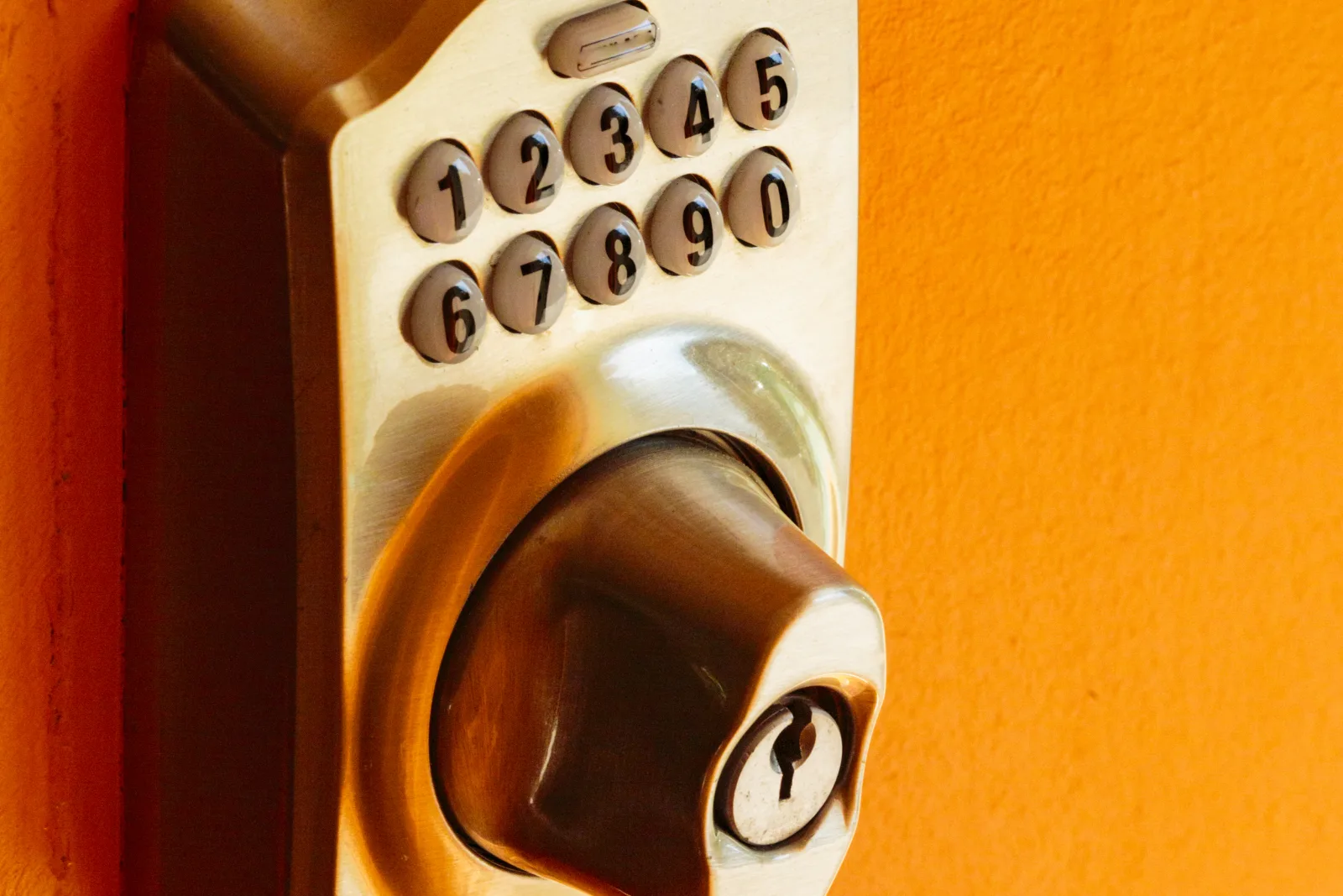 keypad-lock-installation-phoenix-desert-heat A keypad lock deadbolt mounted on a sun-exposed front door in Phoenix, Arizona, where summer heat can affect batteries and electronics.