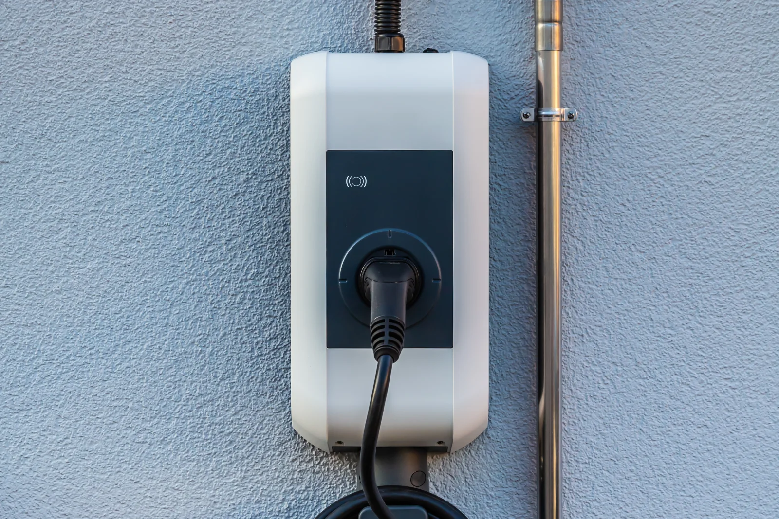 level-2-charger-installation-phoenix-heat-mounting A weatherproof Level 2 EV charger mounted on a stucco wall in Phoenix, built to hold up to desert heat and sun exposure.