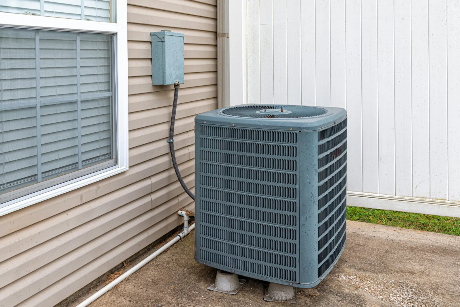 mobile-home-ac-repair-phoenix-package-unit A self-contained package air conditioning unit mounted beside a Phoenix, Arizona manufactured home, the kind of rooftop or ground-mount system an HVAC tech services when a mobile home stops cooling.