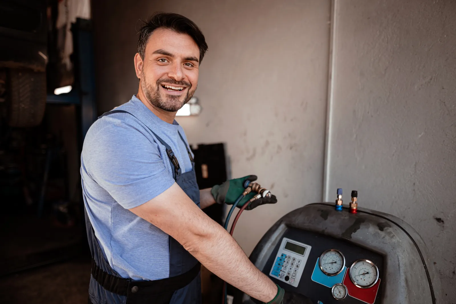 mobile-home-ac-repair-phoenix-technician An HVAC technician checking refrigerant pressure with gauges on a mobile-home air conditioning system in Phoenix, Arizona, diagnosing why the unit is blowing warm air.