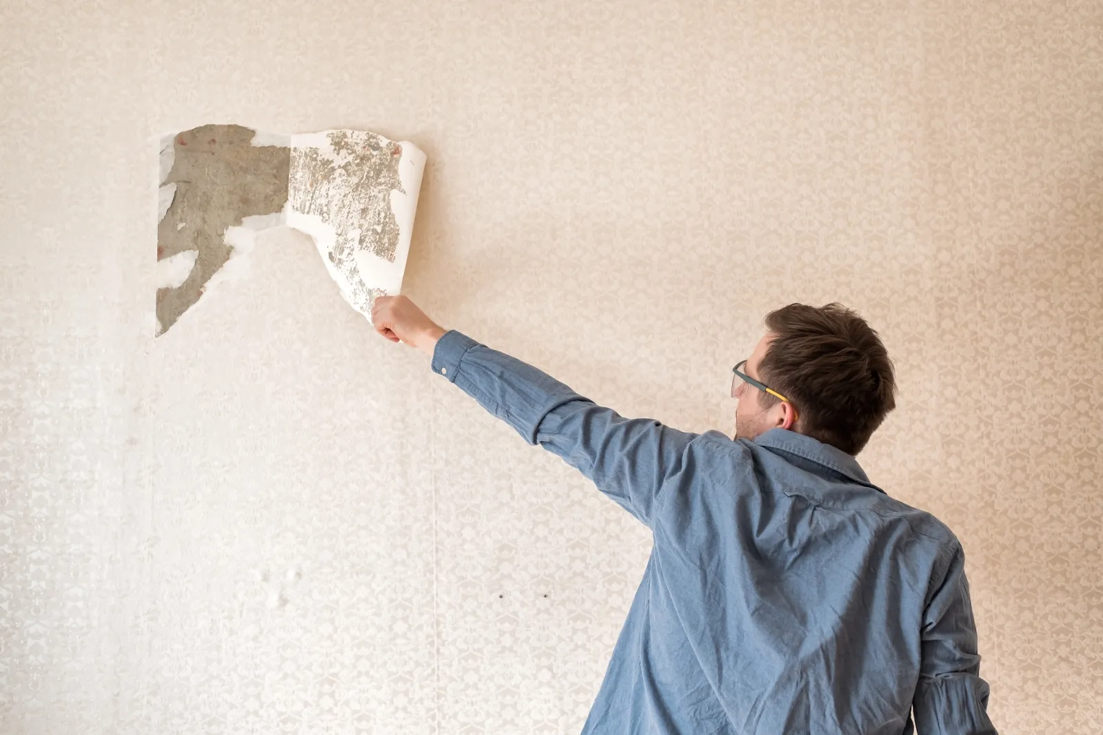 stucco-repair-phoenix-texture-match A plasterer troweling fresh stucco onto a wall to match the existing texture so the repair blends in and disappears on a Phoenix home.