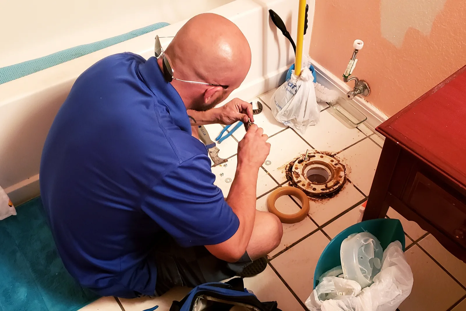 toilet-replacement-phoenix-wax-ring-flange-installation Toilet replacement in Phoenix, Arizona — a plumber setting a new wax ring on the closet flange before installing a toilet.