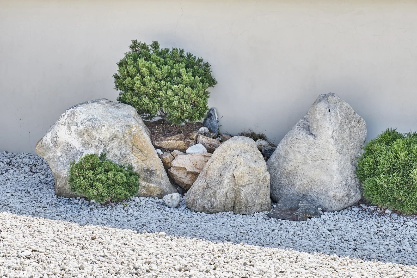 A weed-free gravel xeriscape yard in Phoenix, Arizona after professional weed control treatment.