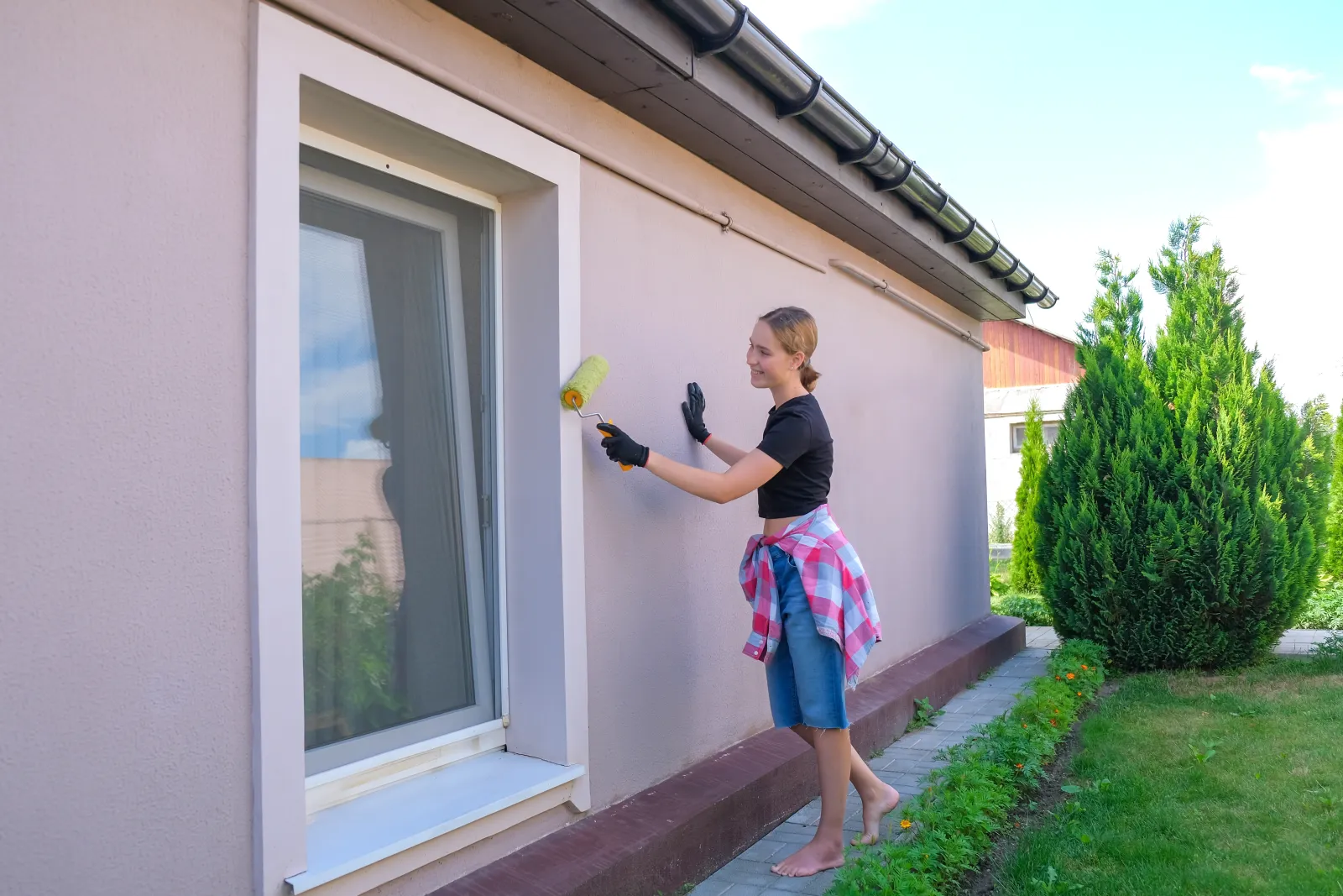 window-washing-phoenix-washing-frequency A window-washing pro cleaning the exterior windows of a Phoenix home on a sunny day, the twice-a-year wash that keeps desert dust and monsoon film off the glass.
